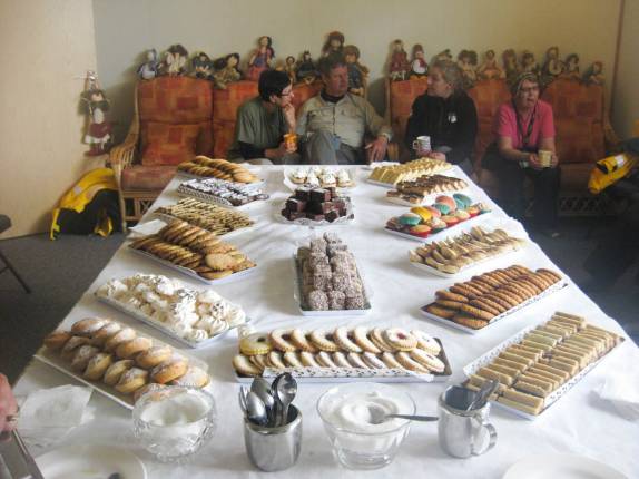 Rob e Lorraine McGill nos recebem com muitos quitutes em sua casa em Carcass Island, no noroeste das Ilhas Malvinas